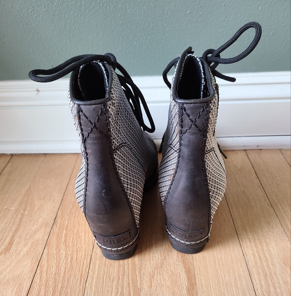 Sorel Lexie Wedge Boots, Size 8 - Picture 3 of 5